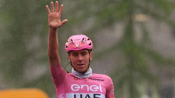 Giro d’Italia, ammutinamento dei ciclisti e tappa ridotta. Pogacar fa cinquina e vince anche in Val Gardena