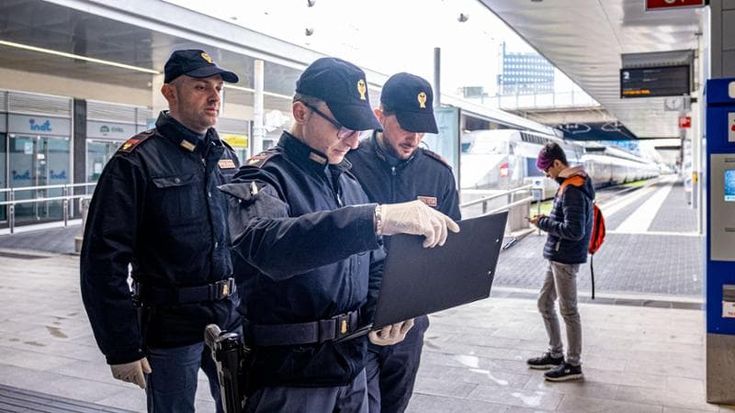 Capotreno chiede un biglietto a passeggero e viene aggredita: lei chiama il 112 e lo fa arrestare