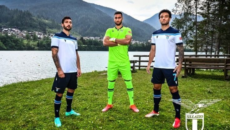 Lazio, presentata la maglia da trasferta. Zaia: "La squadra si vaccinerà in Veneto". Poi 5-2 alla Triestina