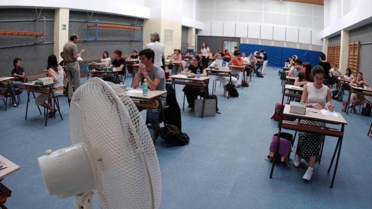 A scuola orari ridotti, calzoncini, cappelli e crema solare:i rimedi nelle aule contro l’afa