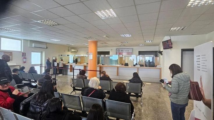 “Sembra un girone dell’inferno ma è il Cup il lunedì mattina”: a Lecce 200 persone in attesa