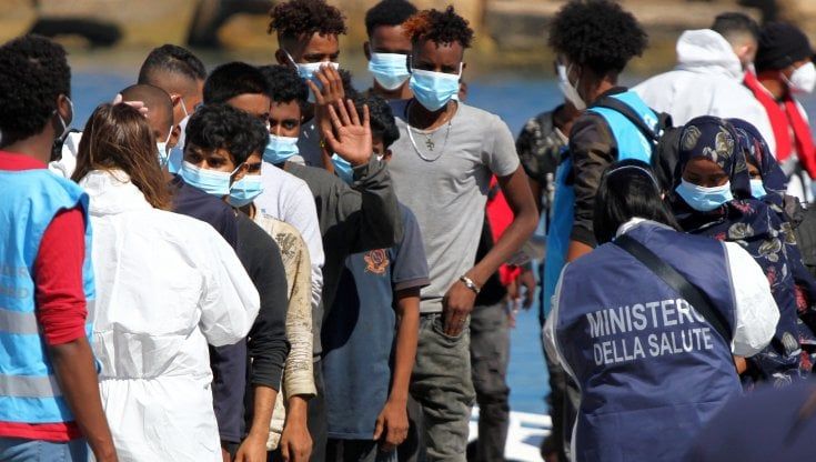 Vaccinazioni ai migranti, la soluzione è una lista di zeri