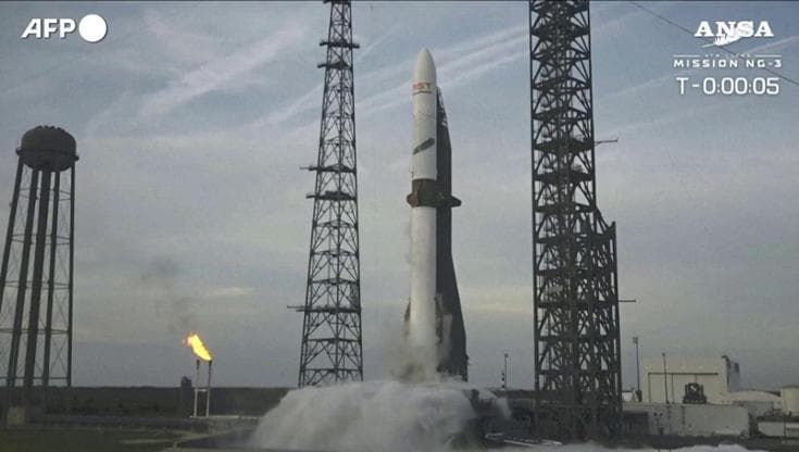 Spazio, la Blue Origin sfida SpaceX: riuscito il lancio del razzo con booster riutilizzato