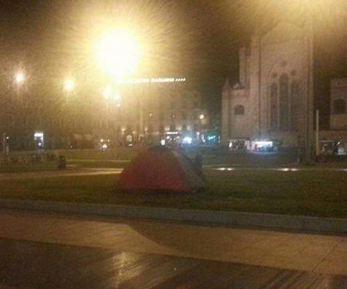 Firenze, con la tenda da campeggio sul prato di piazza della Stazione