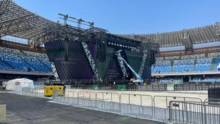 Napoli, il palco di Vasco al Maradona: schermi a forma di V e immagini puzzle