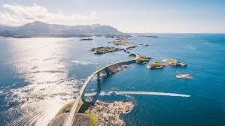 Dalla Norvegia alla Grecia: ecco i cinque itinerari europei da cartolina per gli amanti del volante