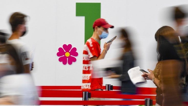 Covid, i ventenni più vaccinati dei cinquantenni: "Noi un esempio, vogliamo riprenderci la vita"