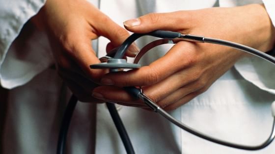 Medici, stipendio tagliato se prescrivono esami "inutili". La reazione: "Inaccettabile, pronti alle barricate"