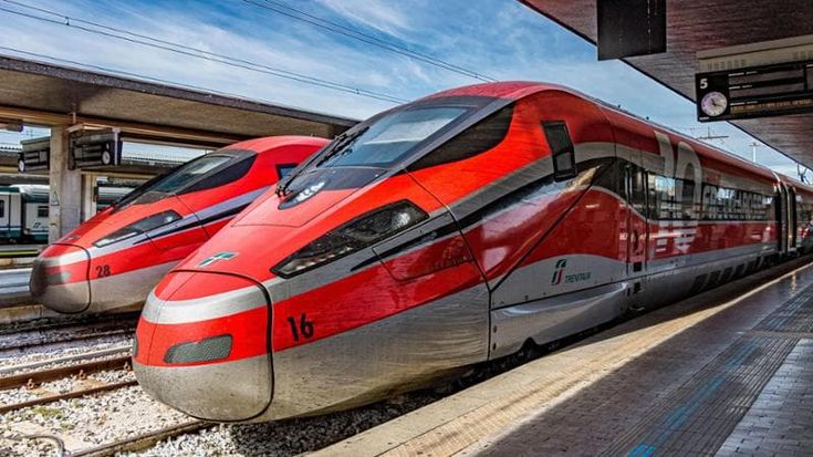 Trenitalia, la stretta sui bagagli: solo 2 a persona da marzo sulle Frecce. 50 euro di multa e “valigie fuori alla prima stazione” per chi sgarra