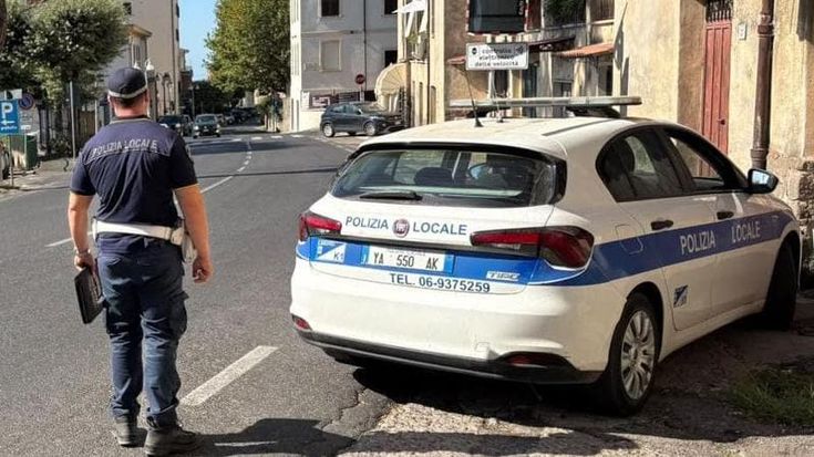 Investe un 89enne al mercato e fugge: il pirata anche lui anziano incastrato dalle telecamere