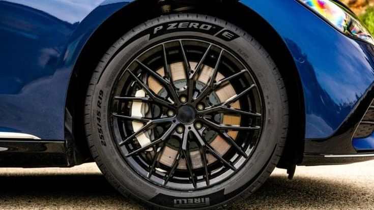 Pirelli P Zero E si aggiudica il premio "Tyre of the Year"