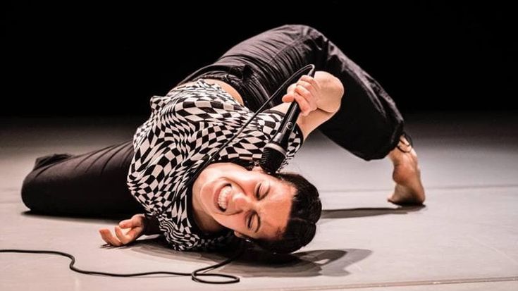 Annalisa mette in scena il dramma dell’abuso e accende i riflettori su chi è fragile veramente