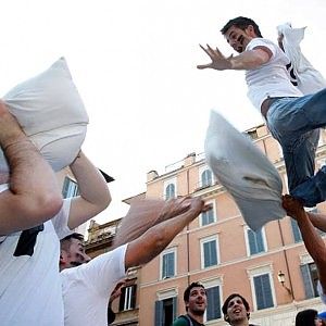 Roman pillow fight, torna la lotta dei cuscini