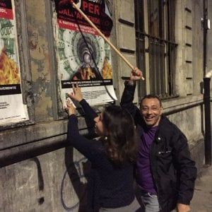 Metrò di Torino, il senatore fa l'attacchino per denunciare i 10 milioni persi dalla sindaca