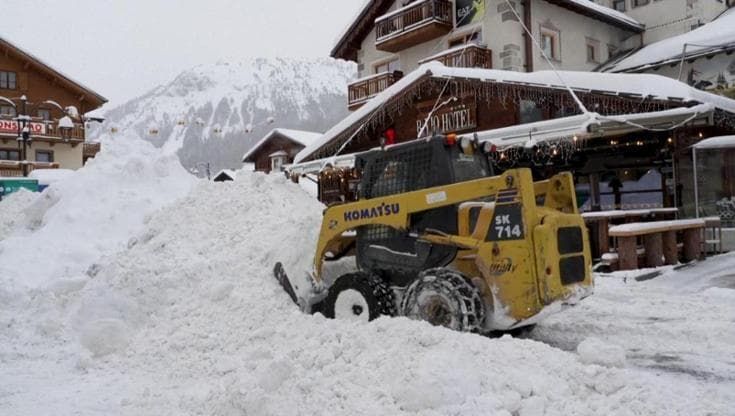 Livigno, ora la neve è anche troppa: due giorni di precipitazioni. Gare sospese e strade intasate