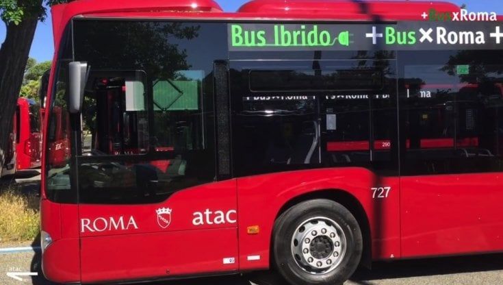 Roma, l'ultima bugia di Raggi: i bus non sono "full hybrid", ma "mild hybrid" (risparmiano solo l'8,5%). Mentre Milano usa già l'elettrico