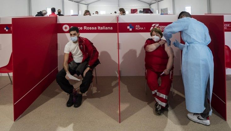 Covid, sul vaccino AstraZeneca l'ira delle infermiere: "Lo faremo, ma solo perché obbligate"