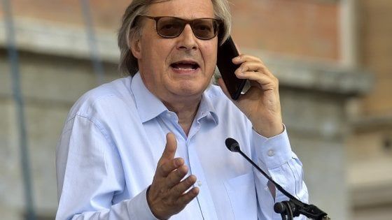 Elezioni Lombardia, nella girandola delle candidature spunta anche Sgarbi: "Io presidente? Sto valutando"