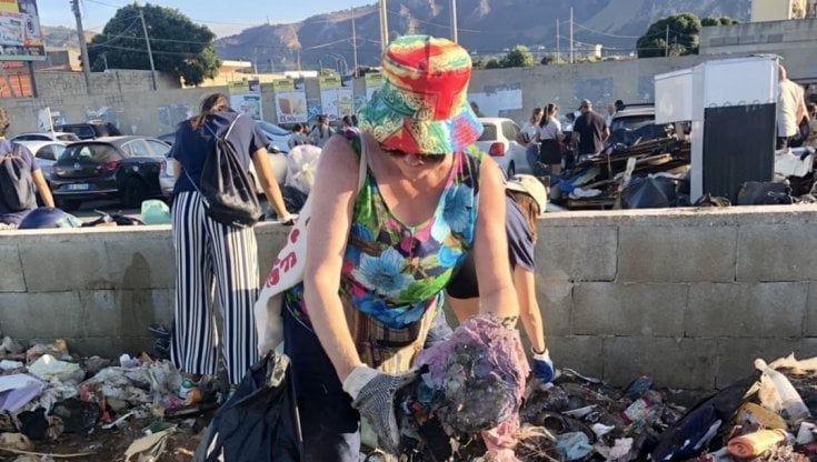 Anna, l'irlandese in spiaggia contro l'immondizia di Palermo