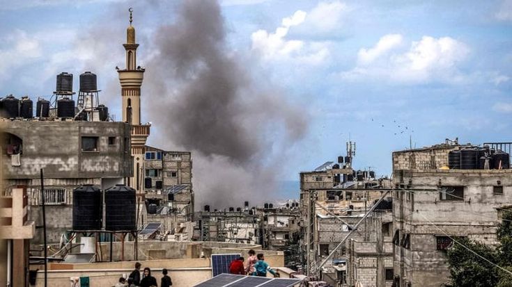 Il grido dello scrittore di Gaza: “Qui a Rafah non c’è più scampo, stiamo morendo in diretta tv”