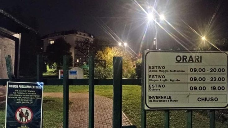 Val Trompia, cartelli razzisti fuori dai parchi cittadini: “Noi non possiamo entrare”