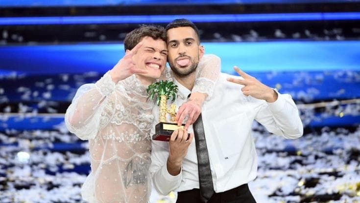 Sanremo, Mahmood e Blanco trionfano al Festival: l'annuncio di Amadeus. E Blanco bacia la mamma