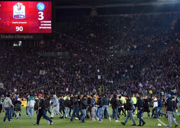 Napoli-Fiorentina, invasione di campo a fine partita