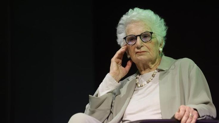Liliana Segre riduce gli impegni. Il figlio: “E’ stanca ma non si fa intimidire dagli insulti”