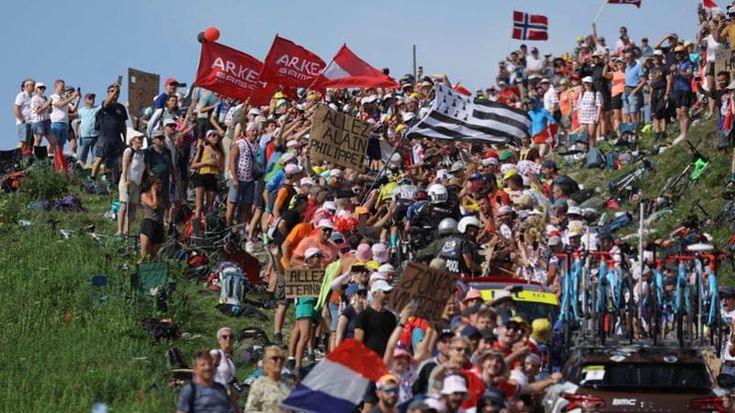 Tour de France, Pello Bilbao dà un pugno a un tifoso sul Col de la Loze: graziato dalla giuria