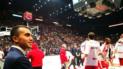 M5s, il tour di Di Maio appassionato di basket: al Forum per tifare Olimpia Milano (che però perde)