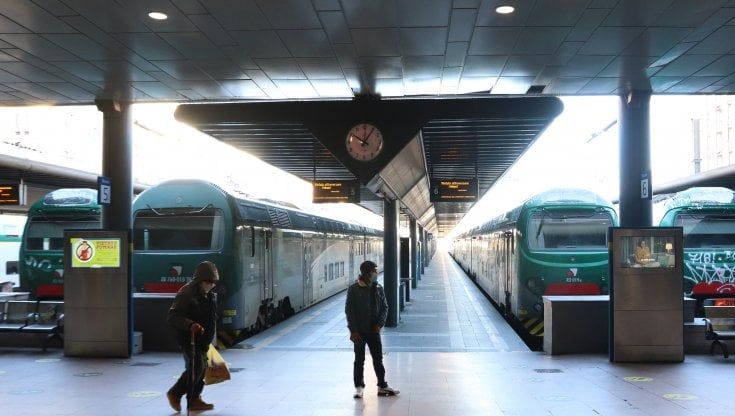Treno guasto fermo per cinque ore nel Lodigiano con cento passeggeri a bordo: la procura acquisisce informazioni