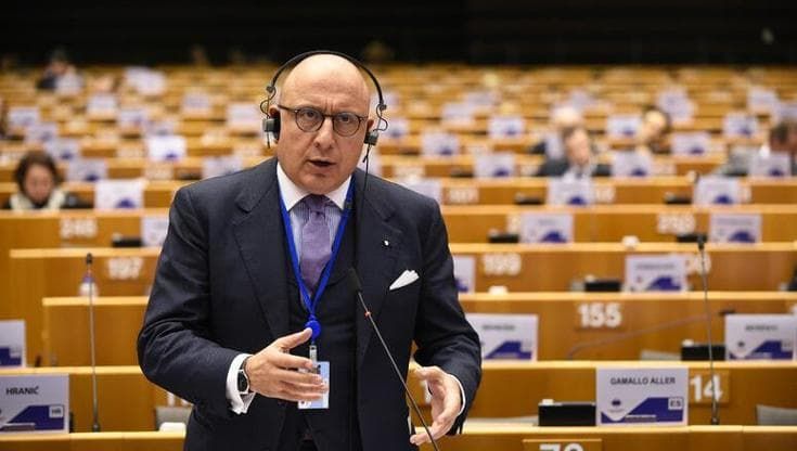 Un modello crollato fra gli scandali