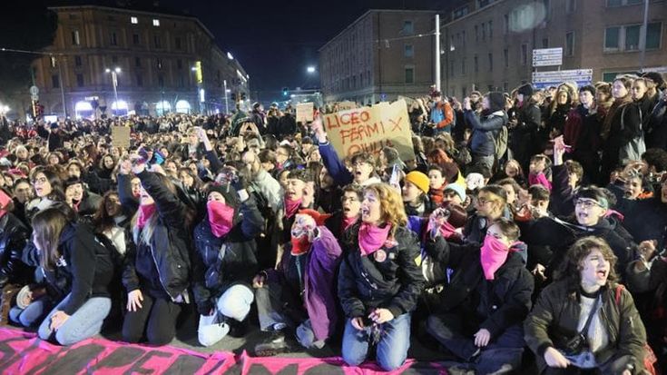 Diecimila donne in corteo:“Guai a chi ci tocca”. E oggi, giovedì 23, di nuovo in piazza con il flashmob al Nettuno