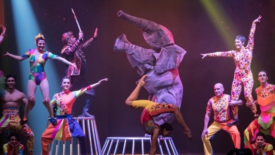 Chiassoso e colorato: ecco il circo natalizio del Vertigo Christmas Show
