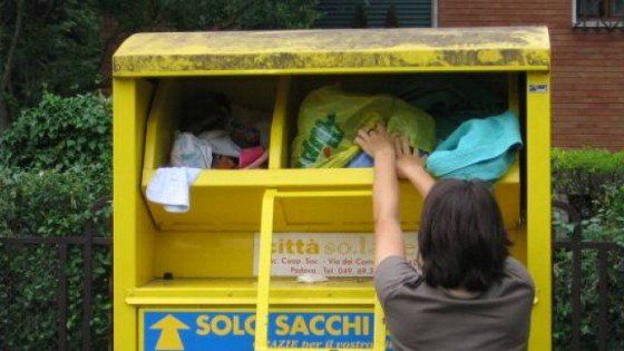 L'Antitrust multa Ama: vendeva gli abiti raccolti per beneficenza  