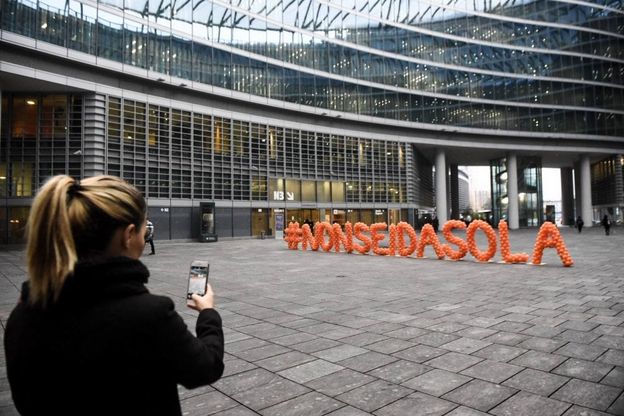 #nonseidasola: la maxi installazione sotto la Regione contro la violenza sulle donne