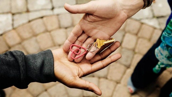 Airbnb, per gli host italiani ospitare turisti vale fino a un quinto del reddito familiare annuo