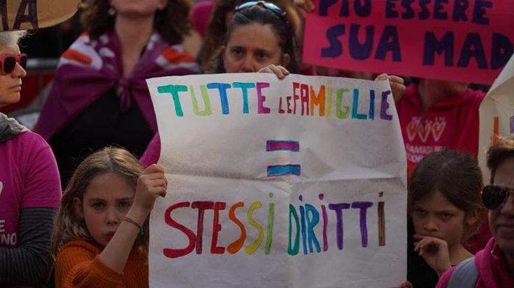 Figli con due mamme, l’anagrafe di Torino già pronta: “Da oggi registriamo”