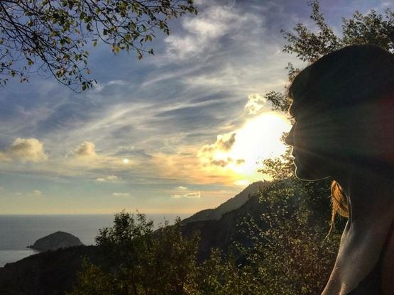 Valeria Solarino a Ischia, scatto da fiaba alla Fonte di Nitrodi