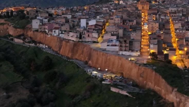 Paura e rabbia a Niscemi, la Protezione Civile avverte: “La collina sta per franare”