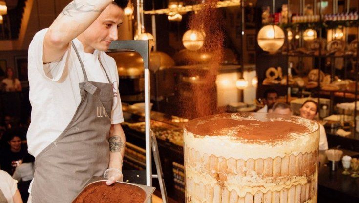 Ecco il Tiramisù più alto del mondo: con i suoi 2 metri entra nel Guinness dei primati