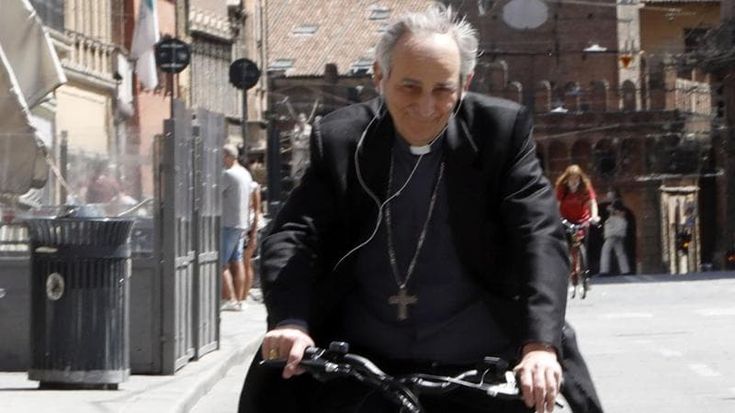 Il docufilm su don Matteo: l’ironia viaggia in bicicletta