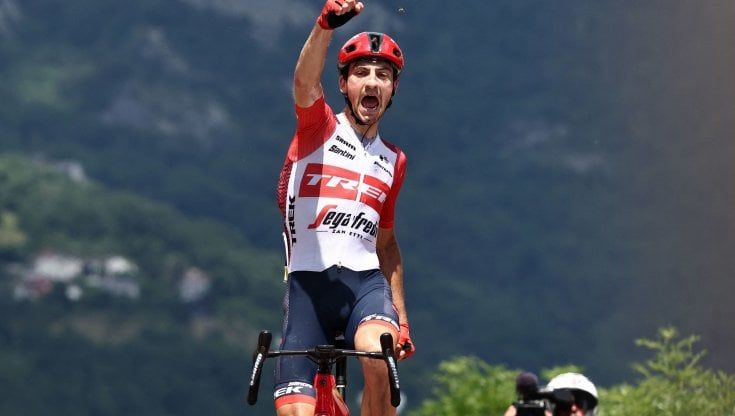 Delfinato, ultima tappa a Giulio Ciccone: "Ora il matrimonio, poi il Tour". Vittoria finale a Vingegaard