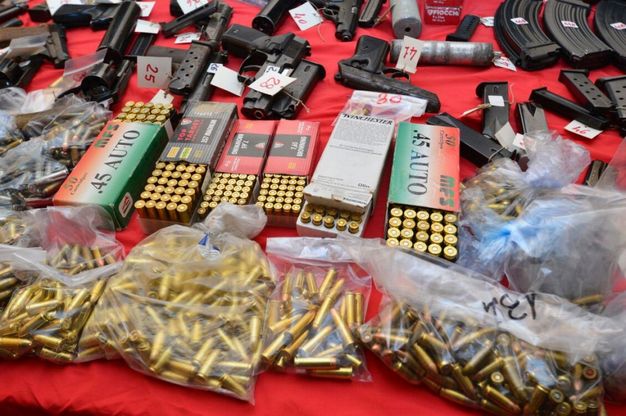 Scoperto l'arsenale della mala: in casa<br /> mitra,&nbsp;Kalashnikov e cocaina per 2 milioni