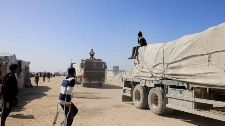 Gaza, riaperto il valico di Rafah. Raid dell’Idf, fonti palestinesi: ucciso un bimbo di 3 anni