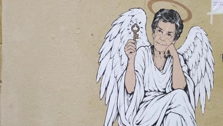 Maricarmen, angelo bianco con una chiave. Ammiratori al murale a Barcellona: "Ha toccato le anime"