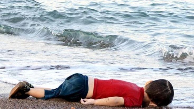 Naufragio di Cutro, sei ufficiali italiani accusati di omicidio colposo per la morte di 94 immigrati