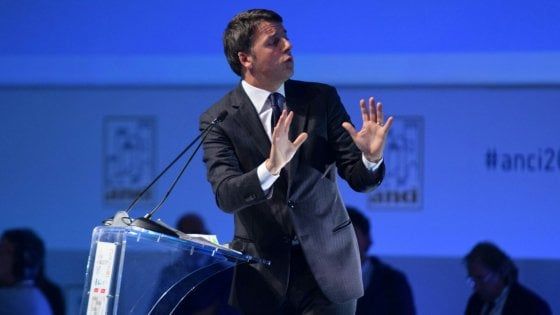 Anci, Renzi ai sindaci: "Rottamiamo la filosofia degli impiegati alla Checco Zalone"