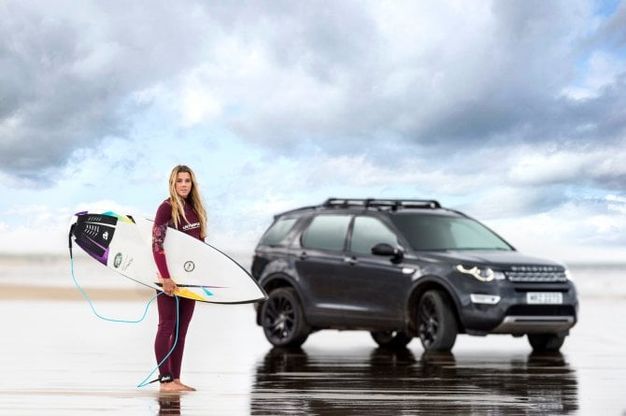  Jaguar Land Rover presenta la tavola da surf realizzata con plastica riciclata