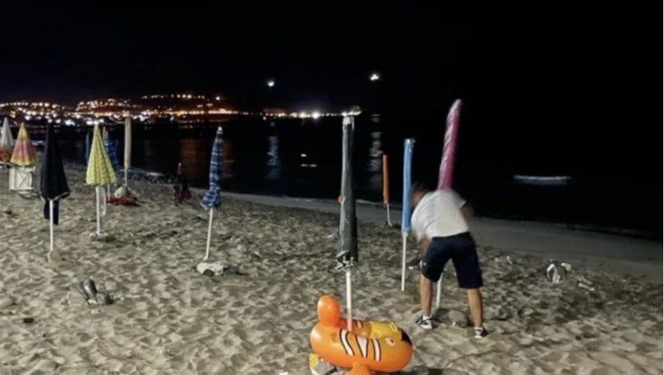 Cilento, spiaggia pubblica liberata da ombrelloni abusivi lasciati dai bagnanti